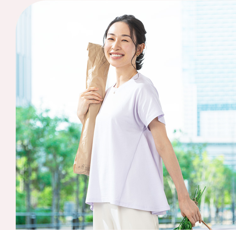 画像：大人のためのAラインカットソー 着用女性立ち