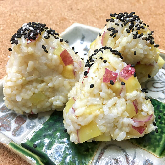 さつまいもごま塩おにぎり