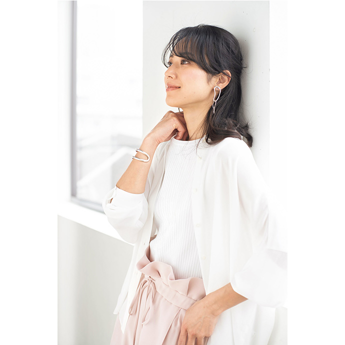 異素材ミックスでカジュアルダウンを狙う