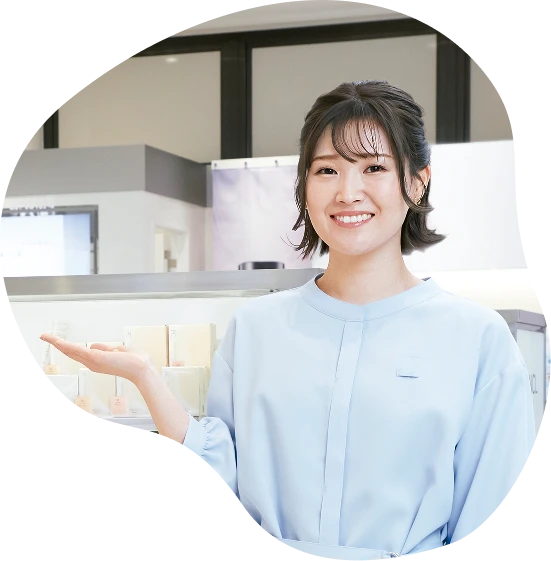 カウンセラーがスキンケア方法をアドバイスしている様子